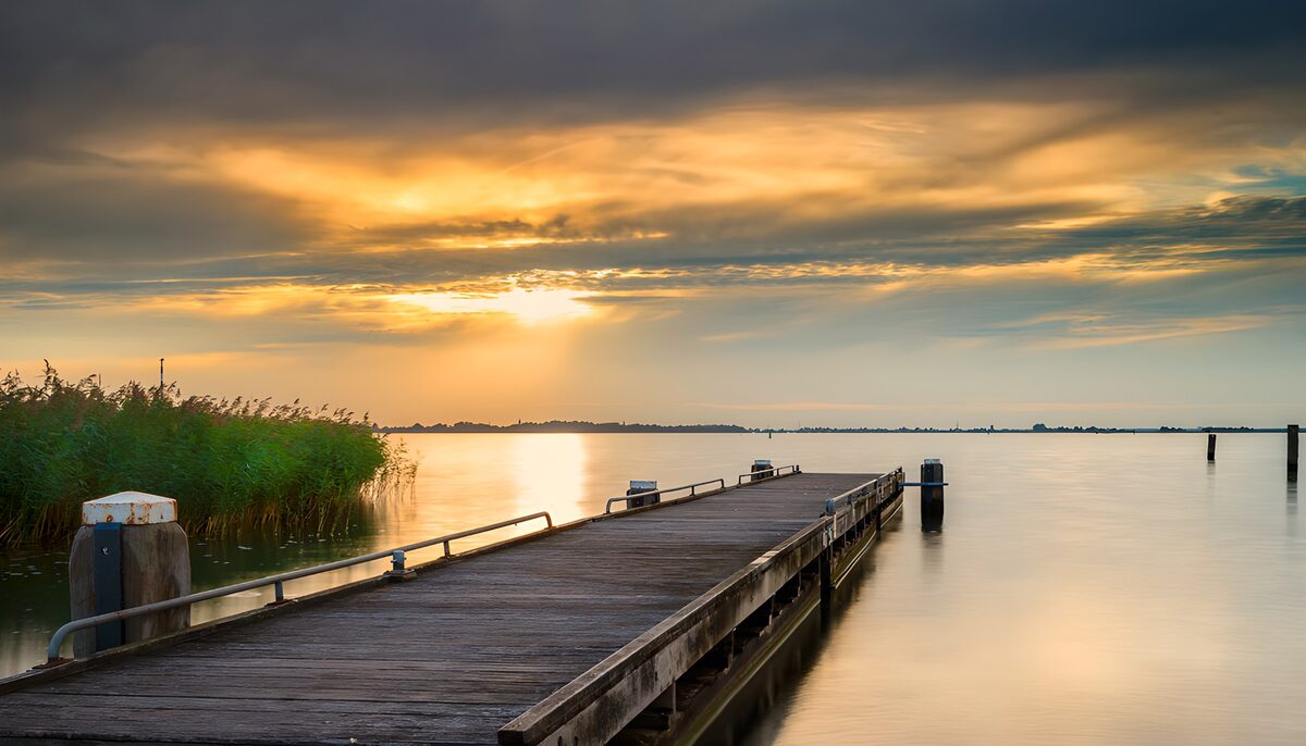 Holzsteg am See im Abendlicht