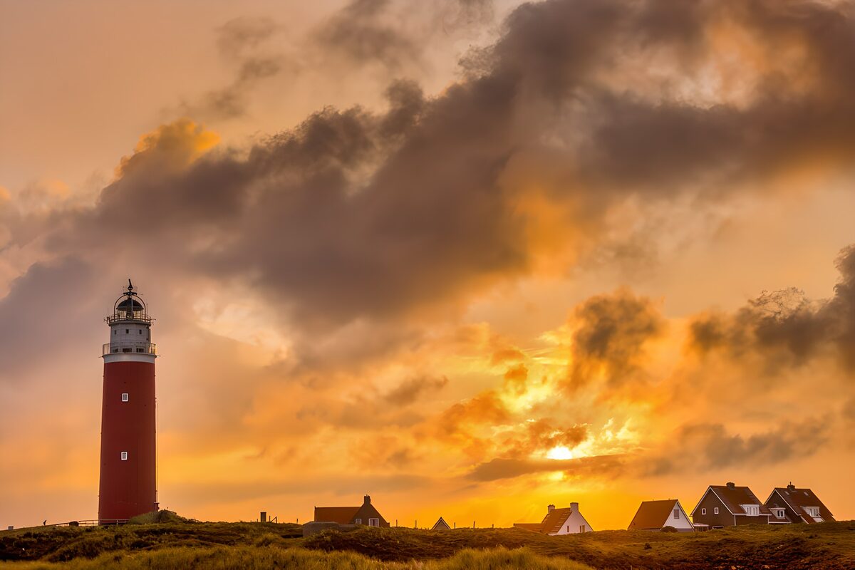 Roter Leuchtturm im goldenen Abendlicht