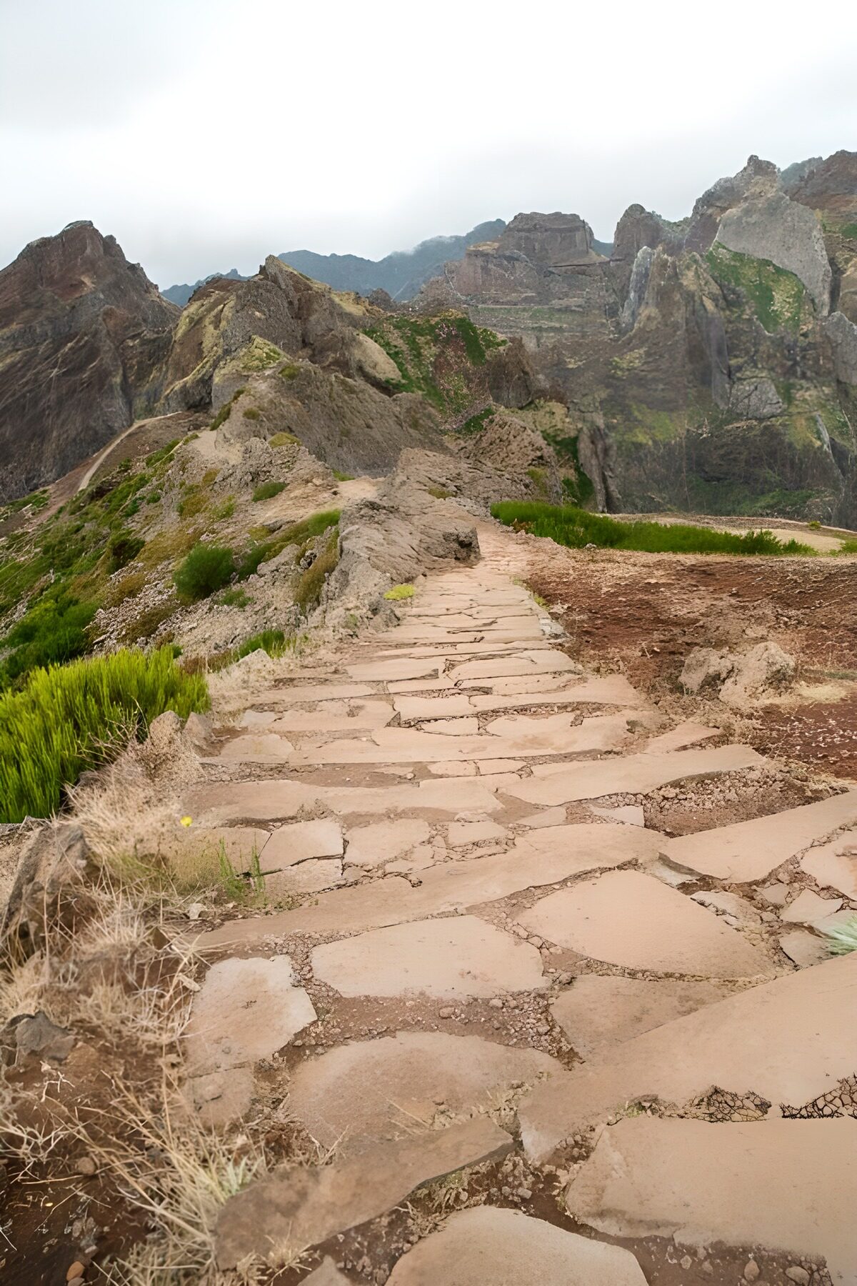 Steinpfad durch die stille Berglandschaft