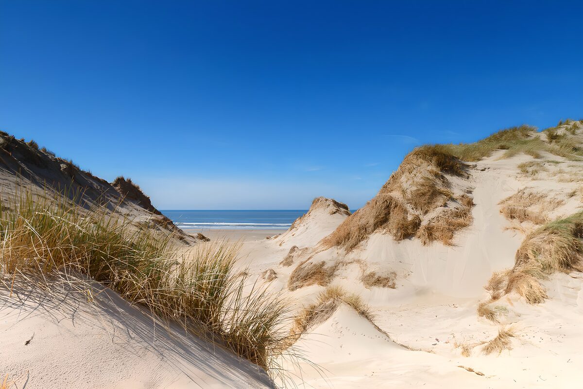 Helle Dünen, blaues Meer und Weite