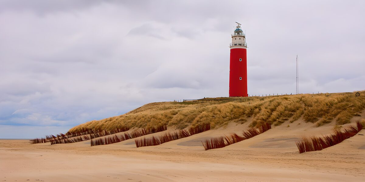 Ein roter Leuchtturm im Dünengold