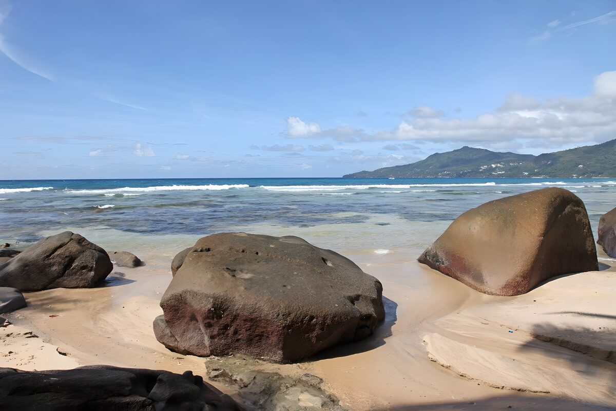 Runde Felsen am sonnigen Sandstrand