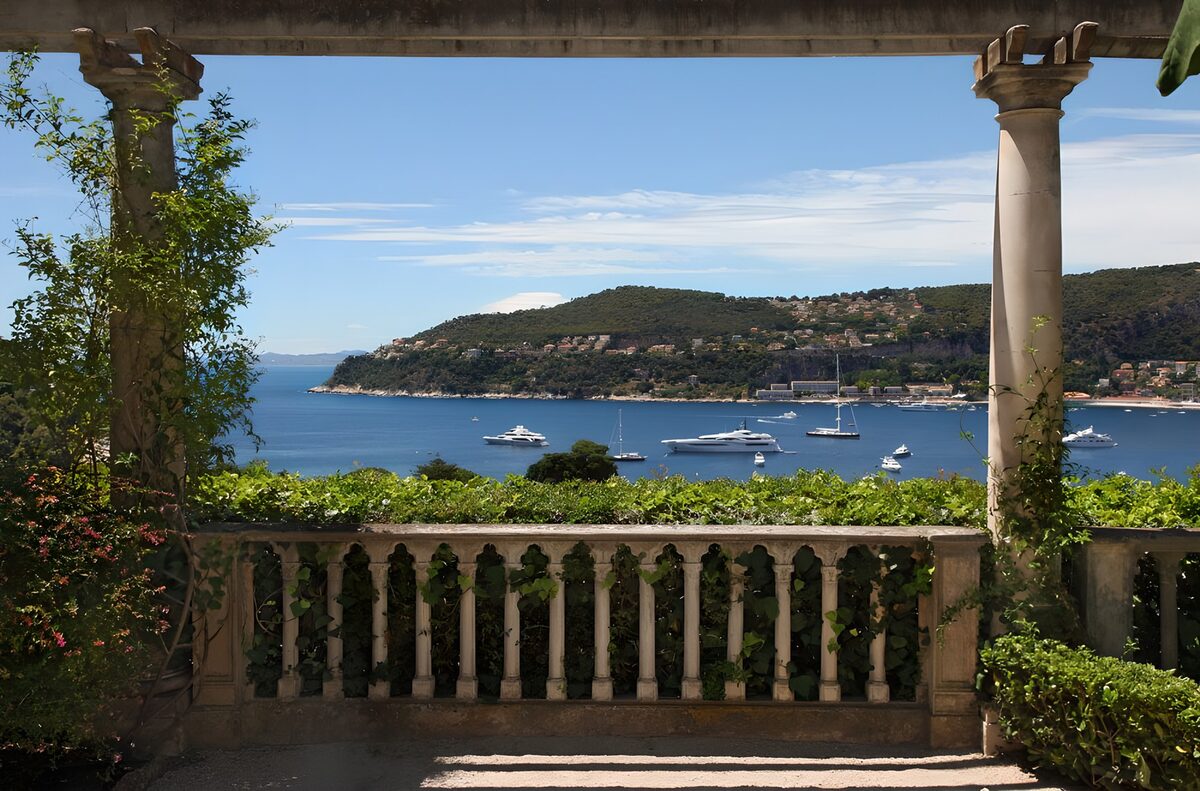 Schattige Terrasse mit Blick auf die Bucht