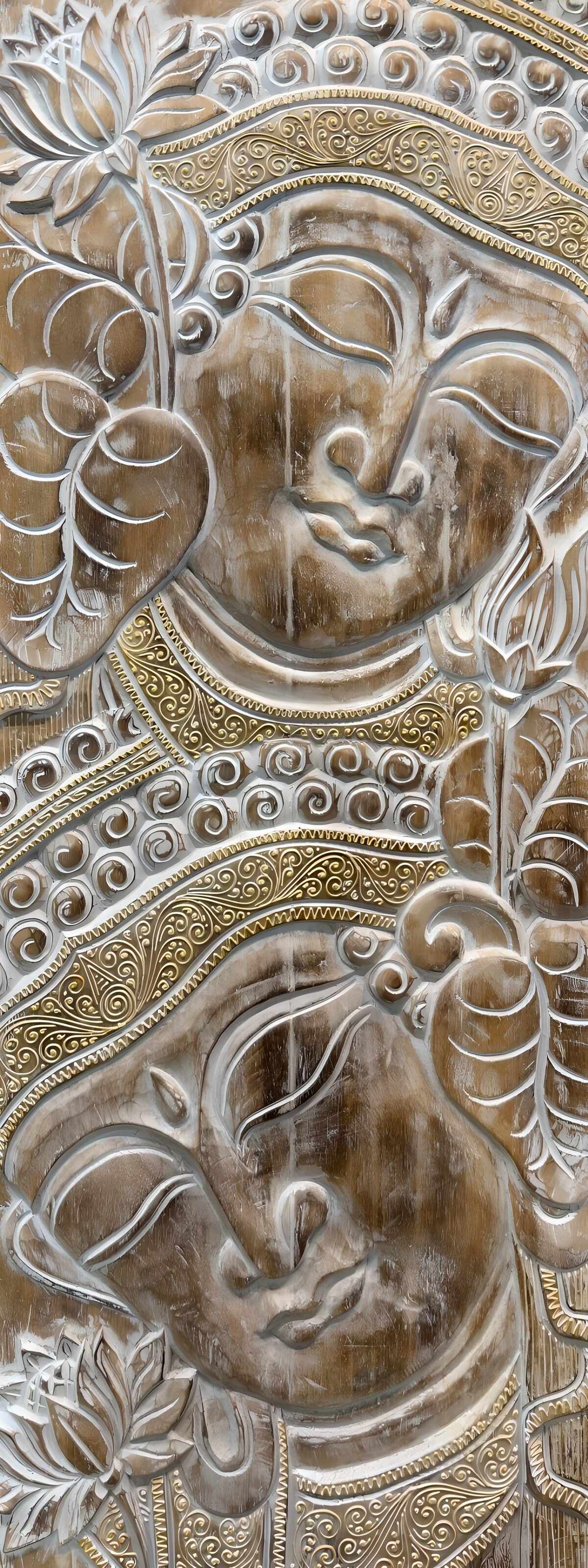 Zwei stille Gesichter im Holzrelief