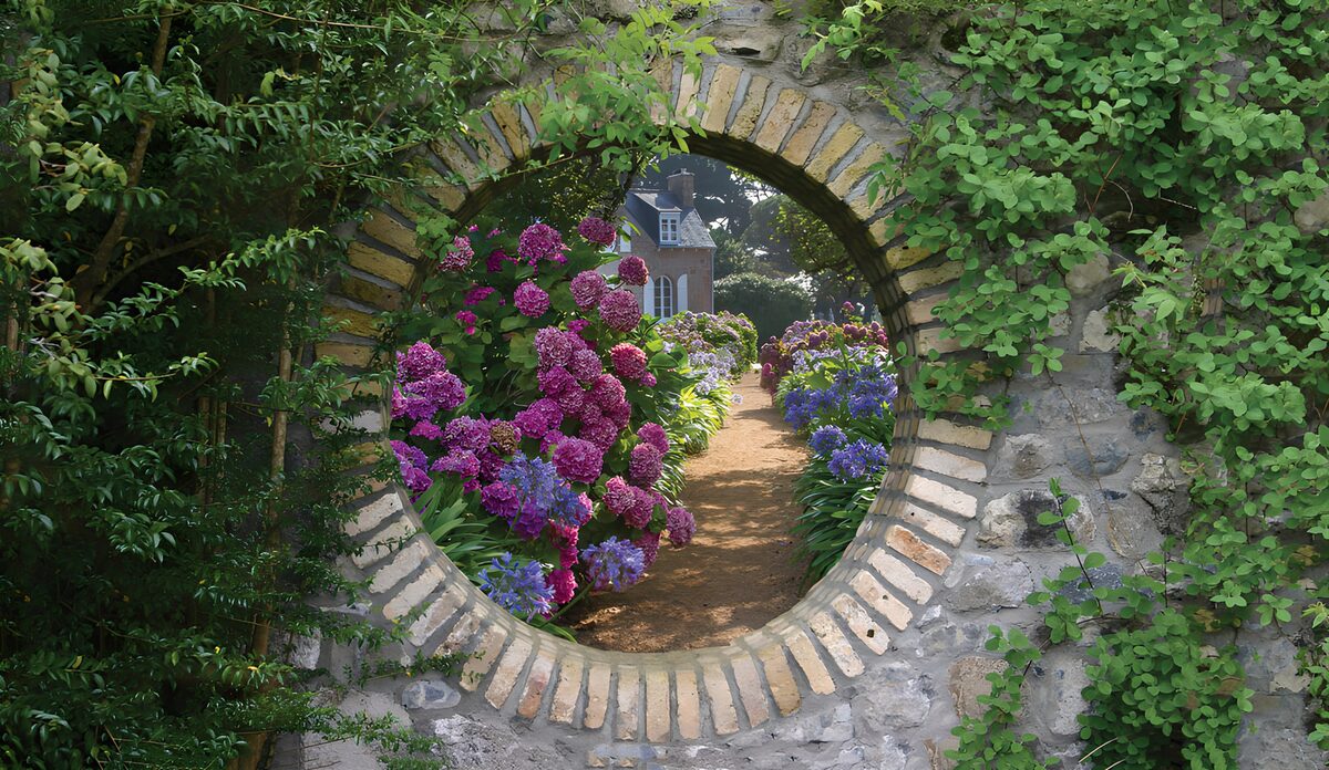 Hortensiengarten durch den Steinbogen