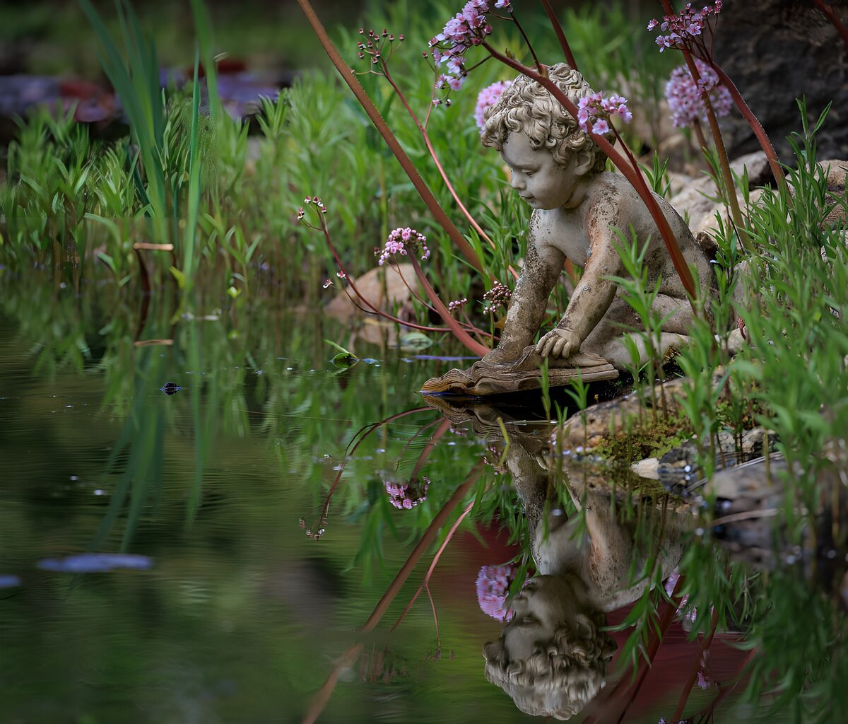 Putto mit Buch am Gartenteich