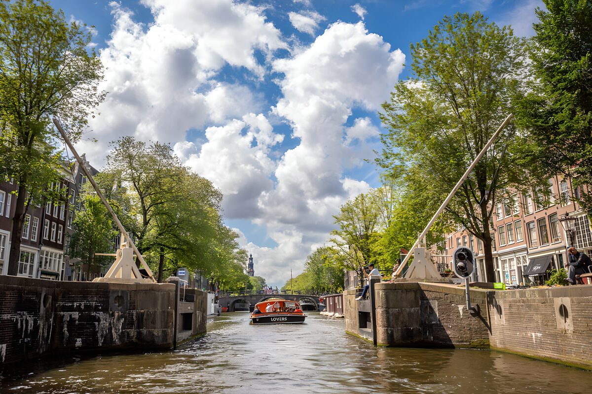 Ausflugsboot im sonnigen Amsterdam
