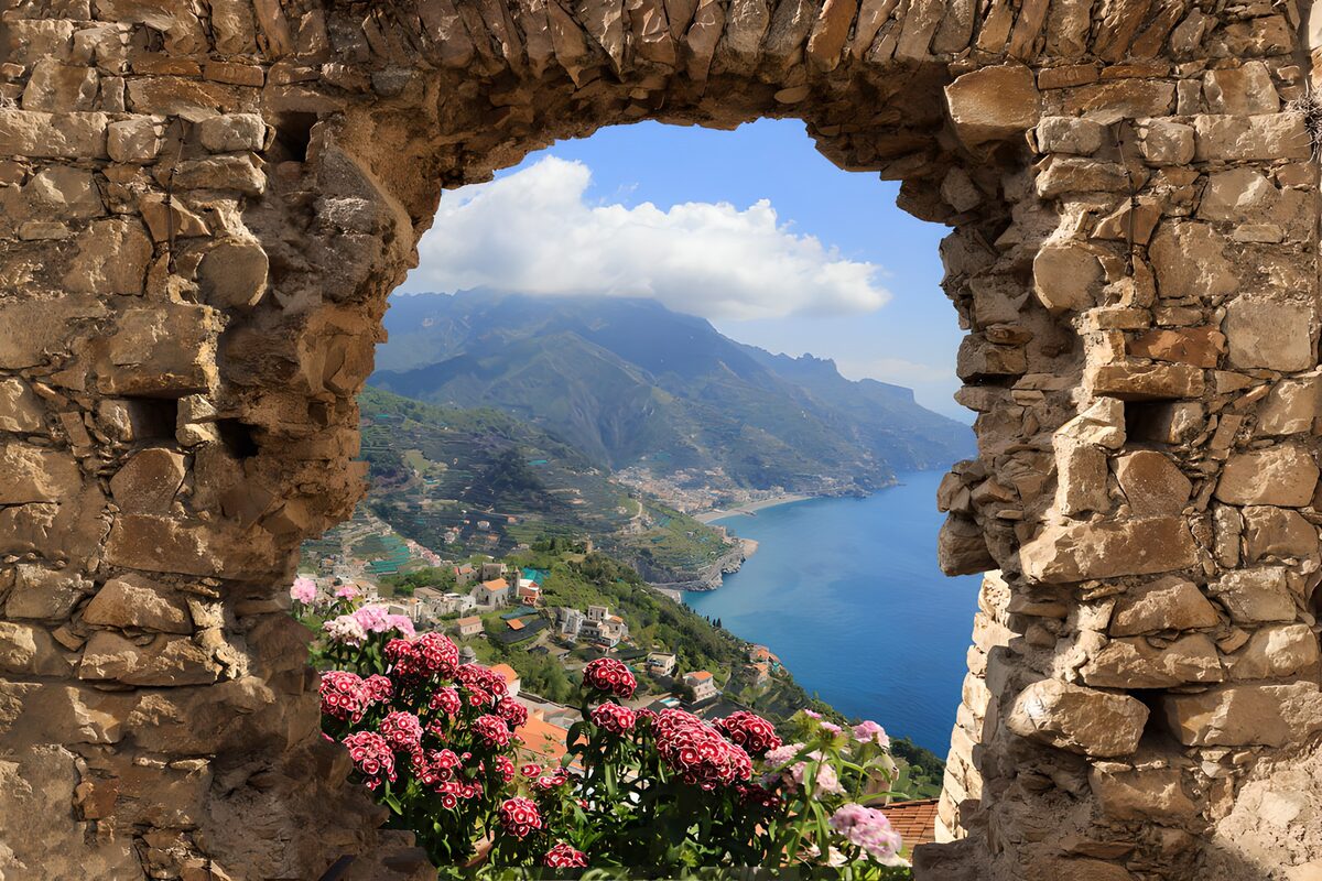 Steinbogen mit Blumen und Meerblick