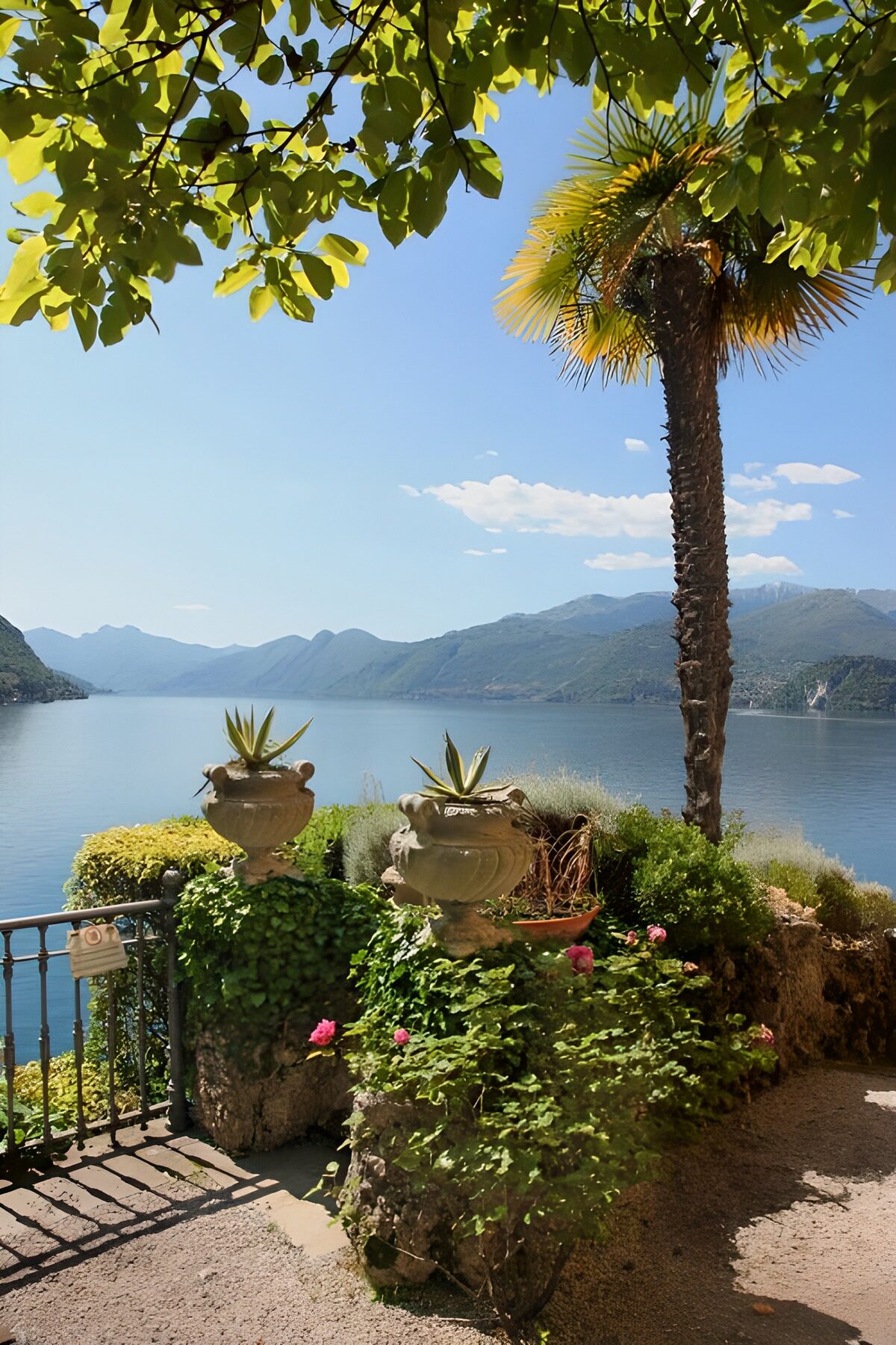 Sonnige Gartenterrasse mit Seeblick