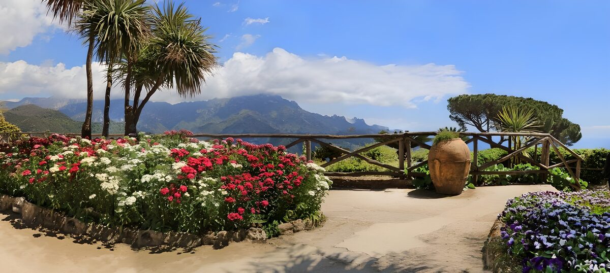 Blumengarten mit sonnigem Bergblick