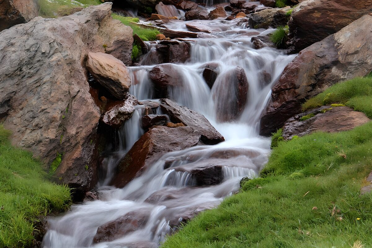 Bachkaskaden zwischen Felsen und Grün