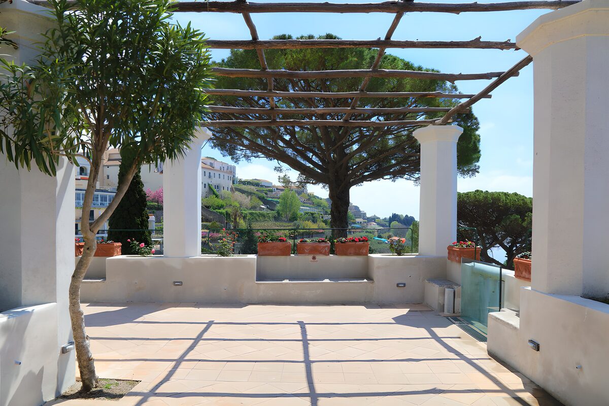 Sonnige Terrasse unter der Holzpergola