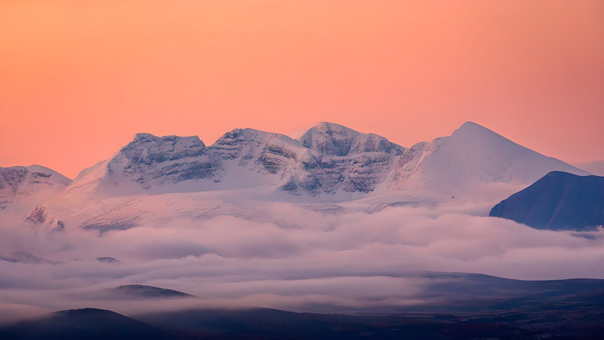 Verschneite Berge unter rosa Himmel