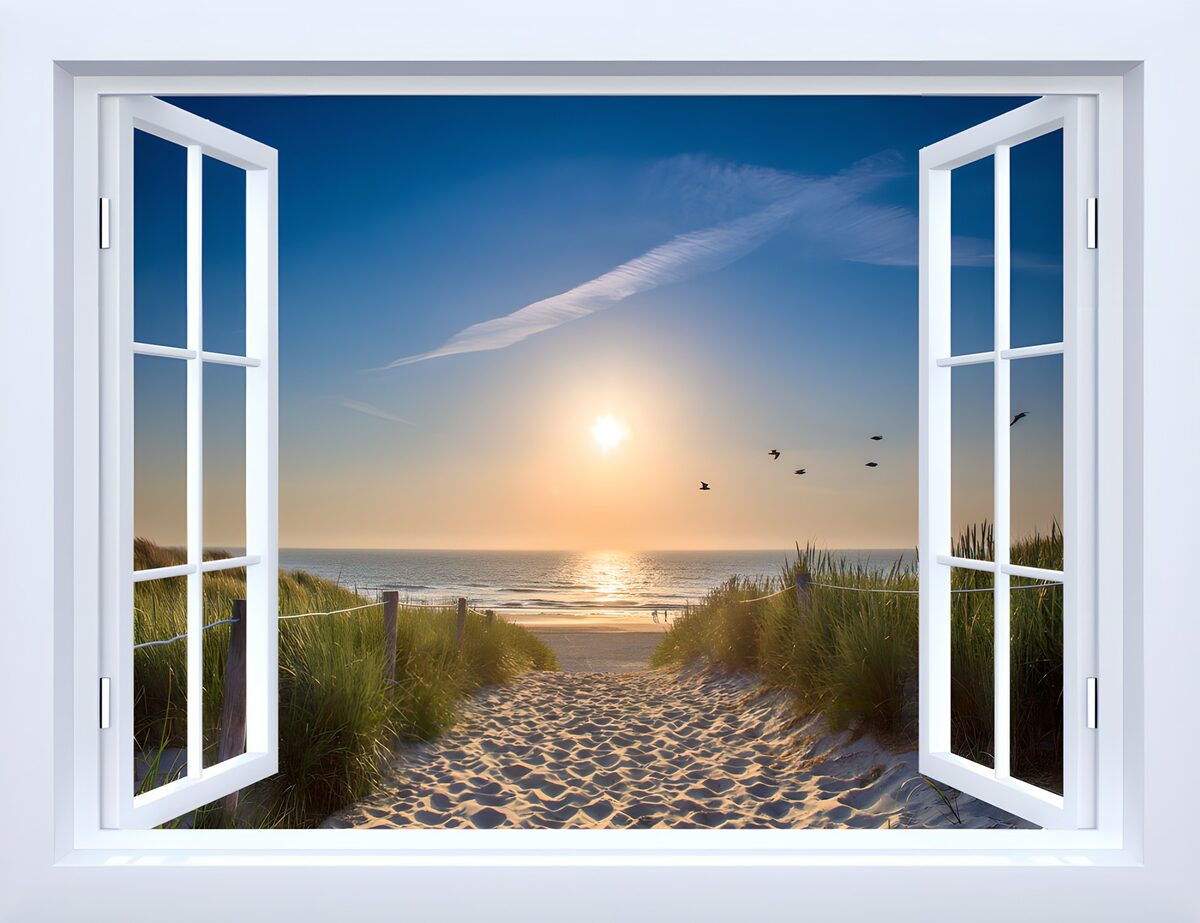 Offenes Fenster mit Meerblick im Sonnenlicht