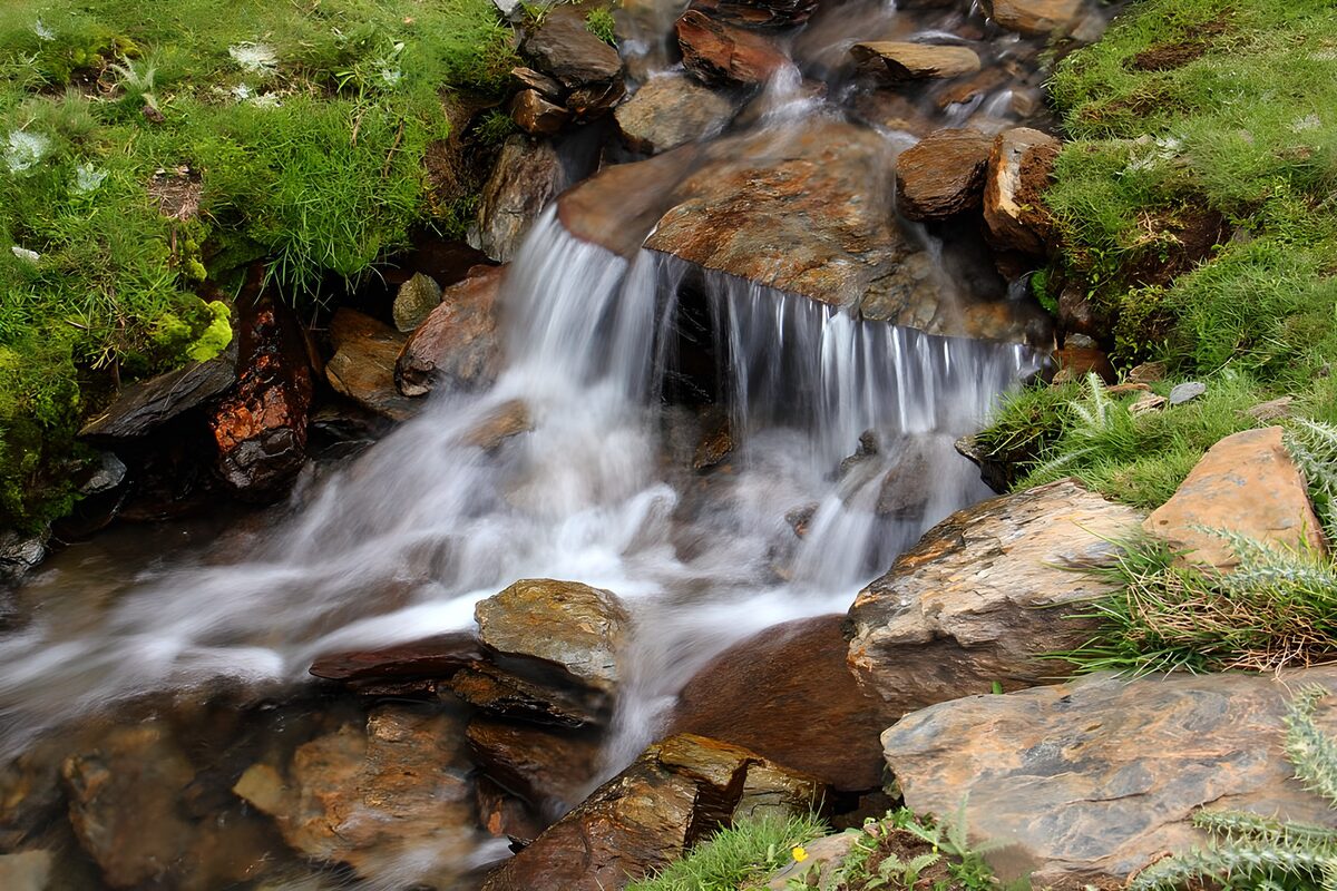 Kleiner Wasserfall zwischen Fels und Moos