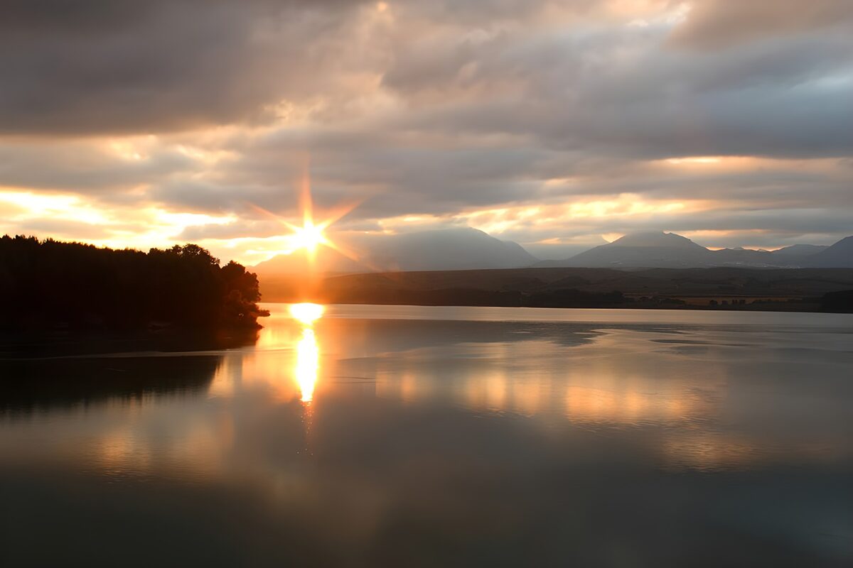 Sonnenuntergang am See mit Bergblick