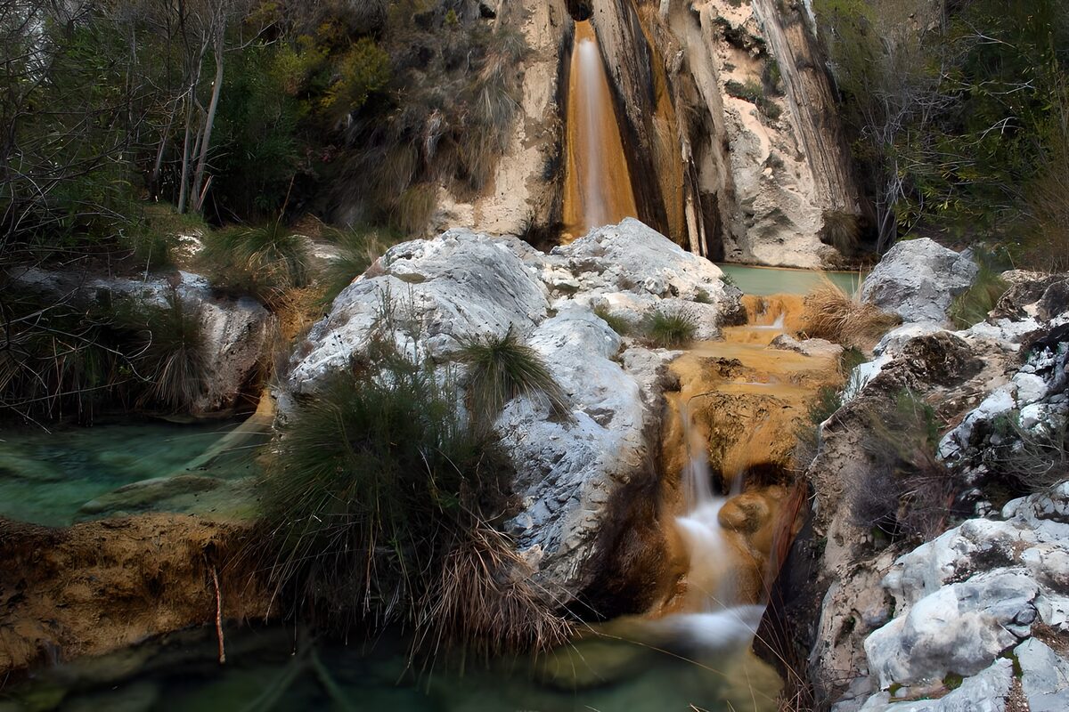 Wasserfall mit stillen grünen Becken
