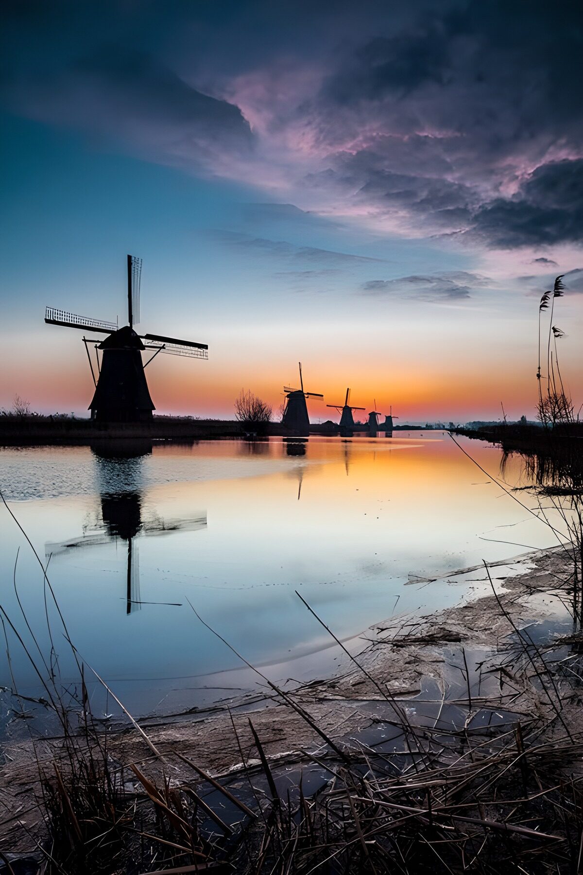 Windmühlen zwischen Glut und Spiegelbild
