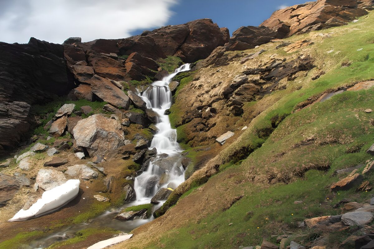 Wasserfall am schroffen Berghang