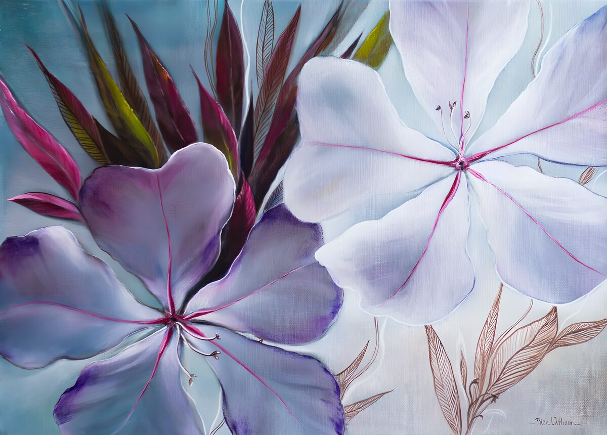 Lila und weiße Blüten in sanftem Blau