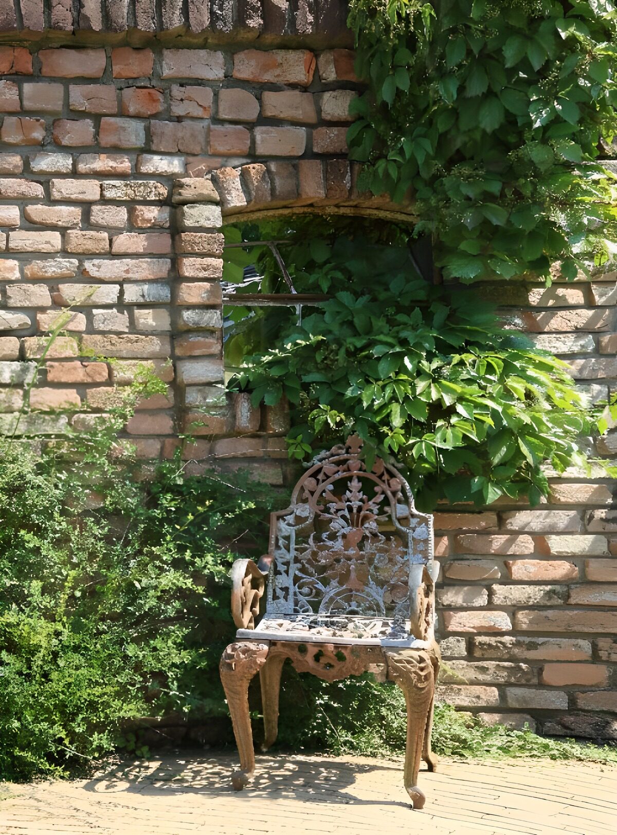 Alter Gartenstuhl im Sonnenlicht