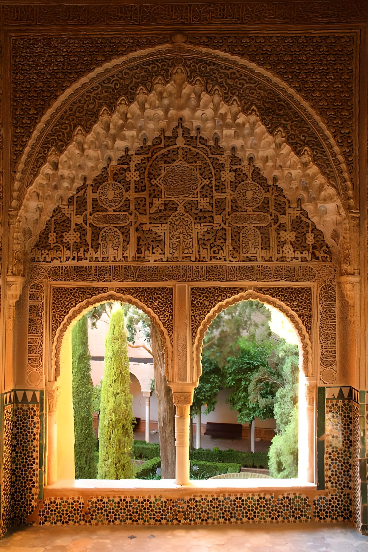 Verziertes Bogenfenster zum grünen Innenhof