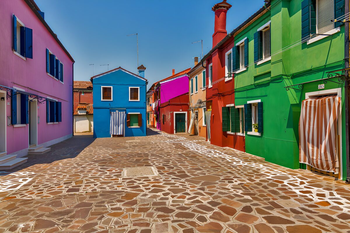 Bunte Häuser an der sonnigen Pflastergasse