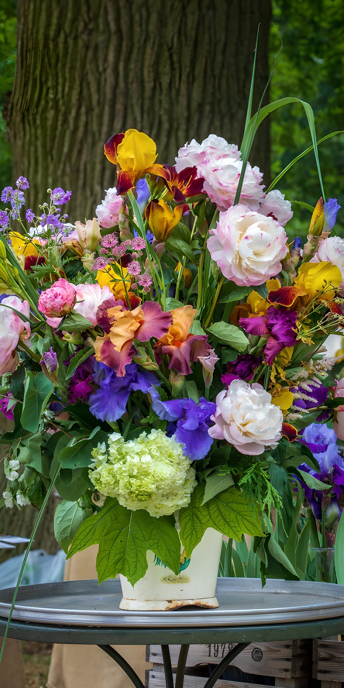 Üppiger Gartenstrauß mit Iris und Pfingstrosen