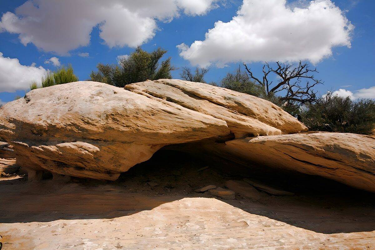 Ockerfarbene Felsen unter blauem Himmel