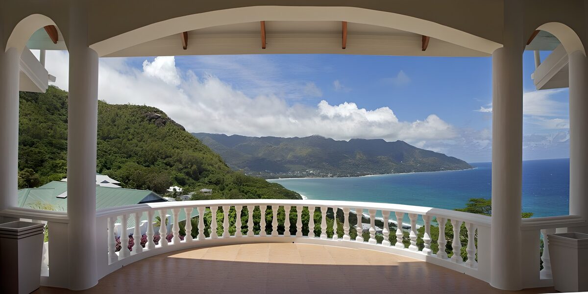 Schattige Veranda mit Blick auf die Bucht
