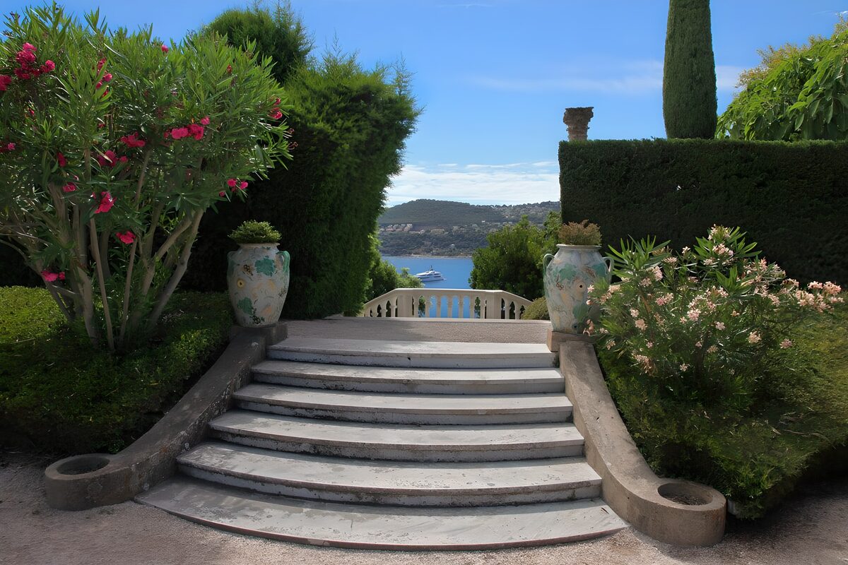 Gartenterrasse mit Treppe und Meerblick