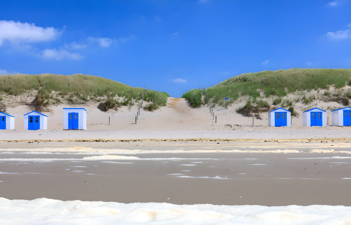 Weiße Strandhütten mit blauen Türen