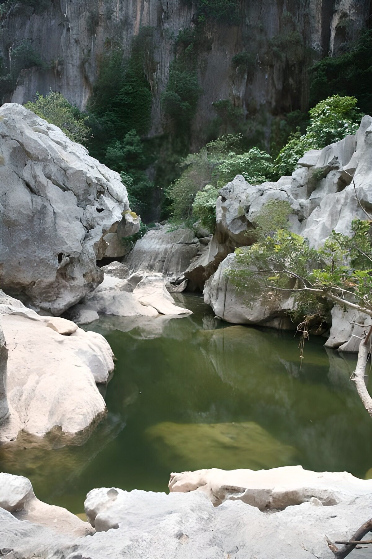 Grünes Wasser zwischen hellen Felsen