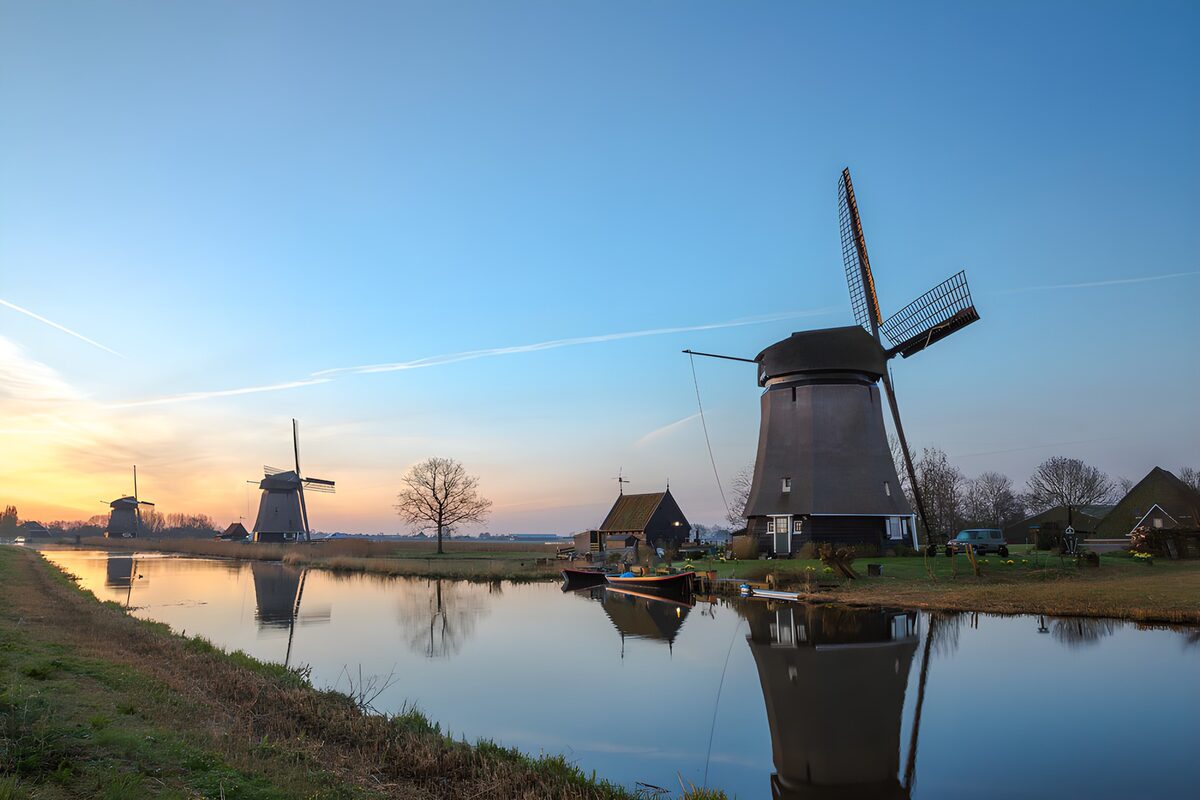 Drei Windmühlen am stillen Kanal