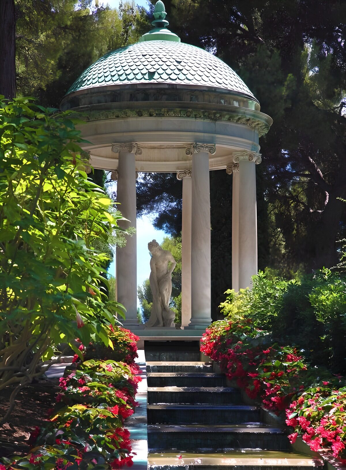 Gartenpavillon mit Kaskade im Grünen