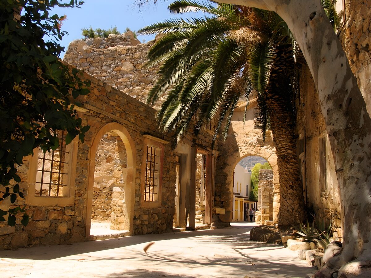 Sonniger Innenhof mit Palme und Steinbögen