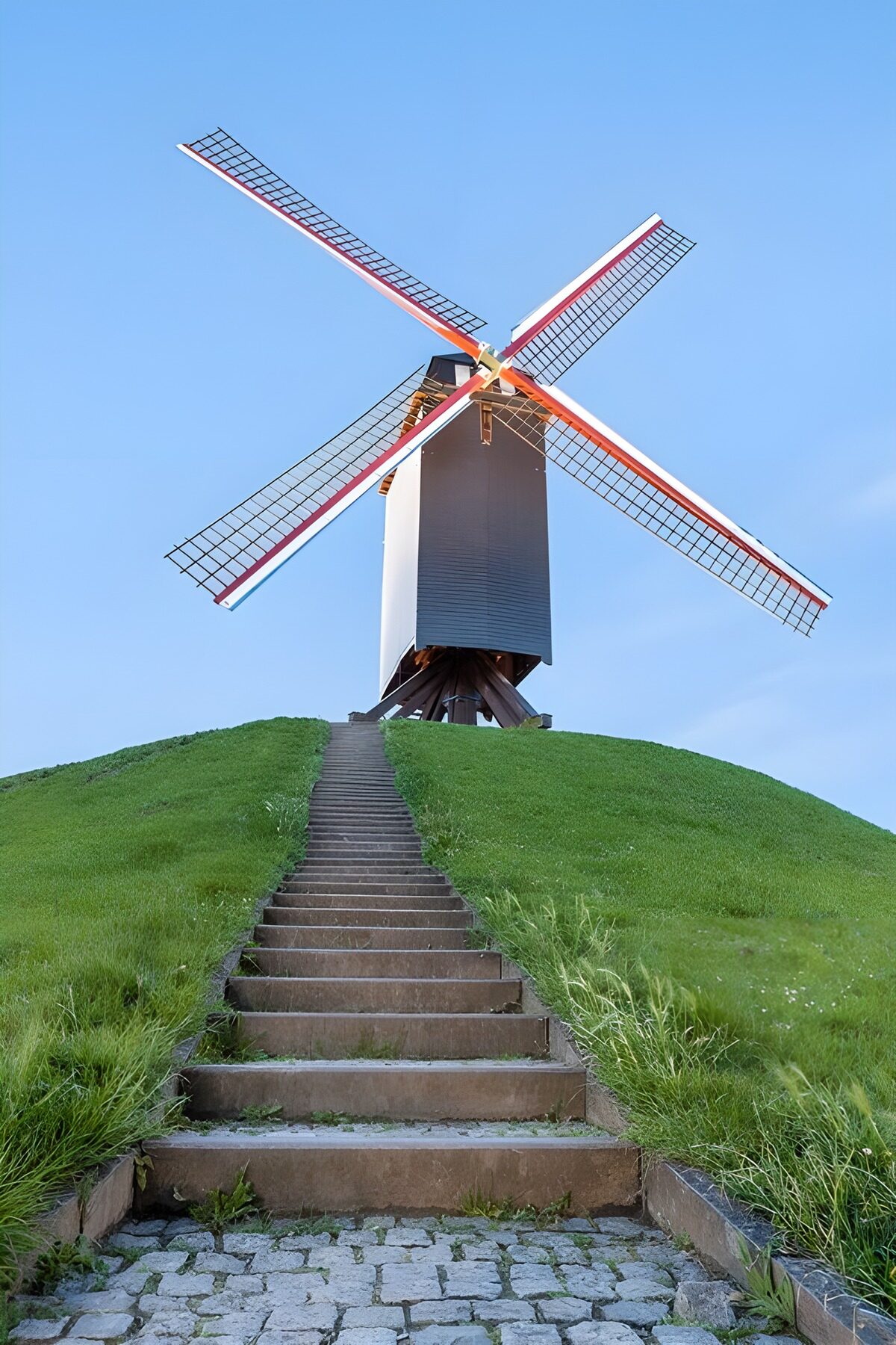 Windmühle auf grünem Hügel