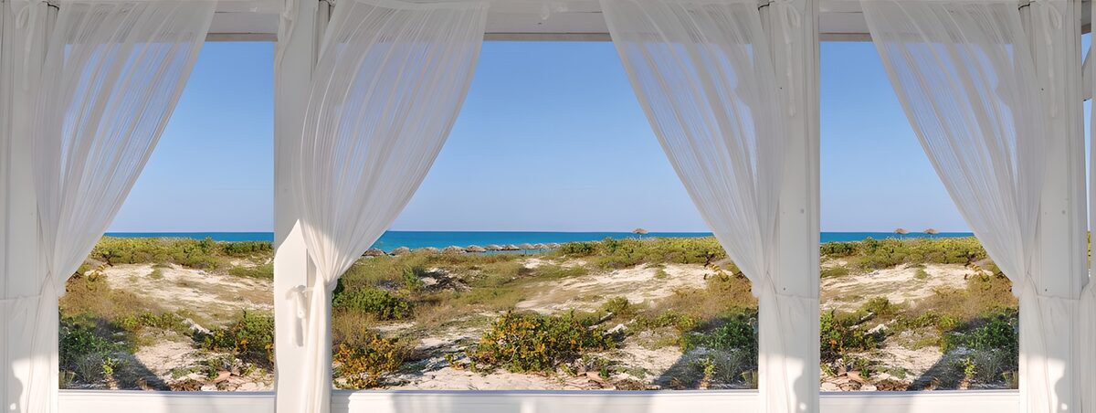Weiße Vorhänge mit Blick aufs Meer