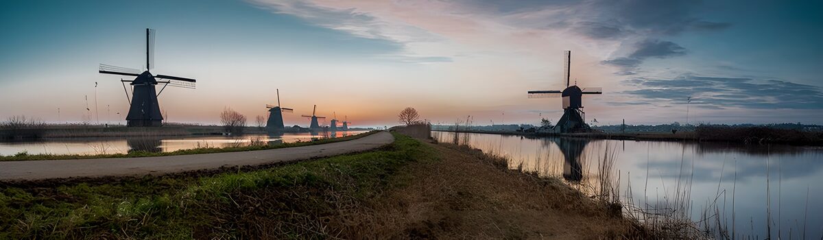 Windmühlen am Kanal im Morgenlicht