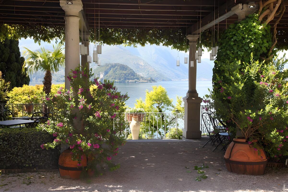 Schattige Terrasse mit See- und Bergblick