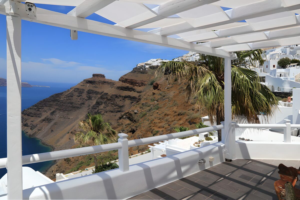 Weiße Terrasse mit weitem Meerblick