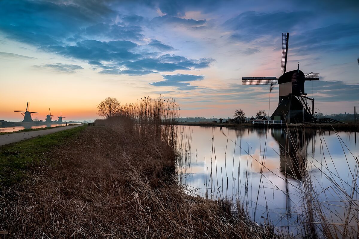 Windmühlen am stillen Wasser