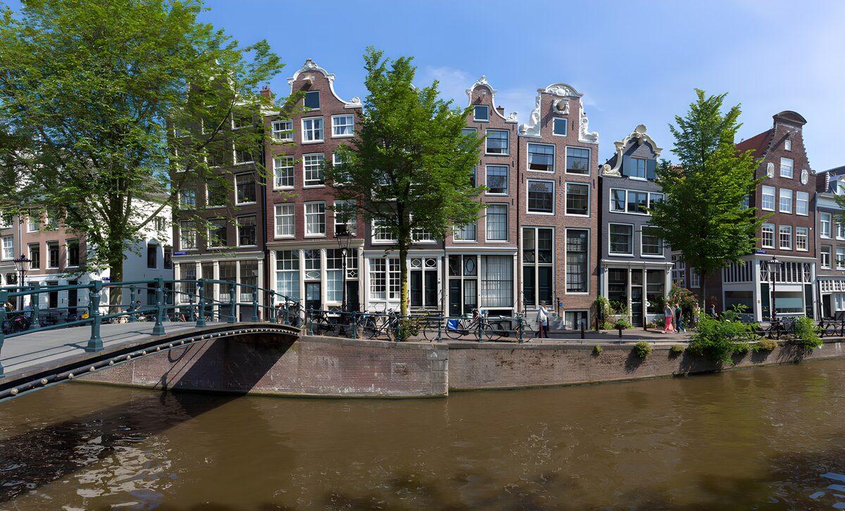 Giebelhäuser an der sonnigen Gracht