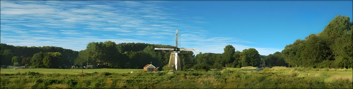 Windmühle auf weiter Wiese