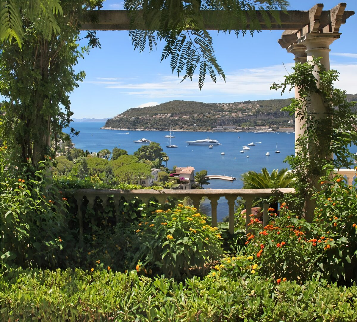 Blühende Gartenterrasse über der Bucht