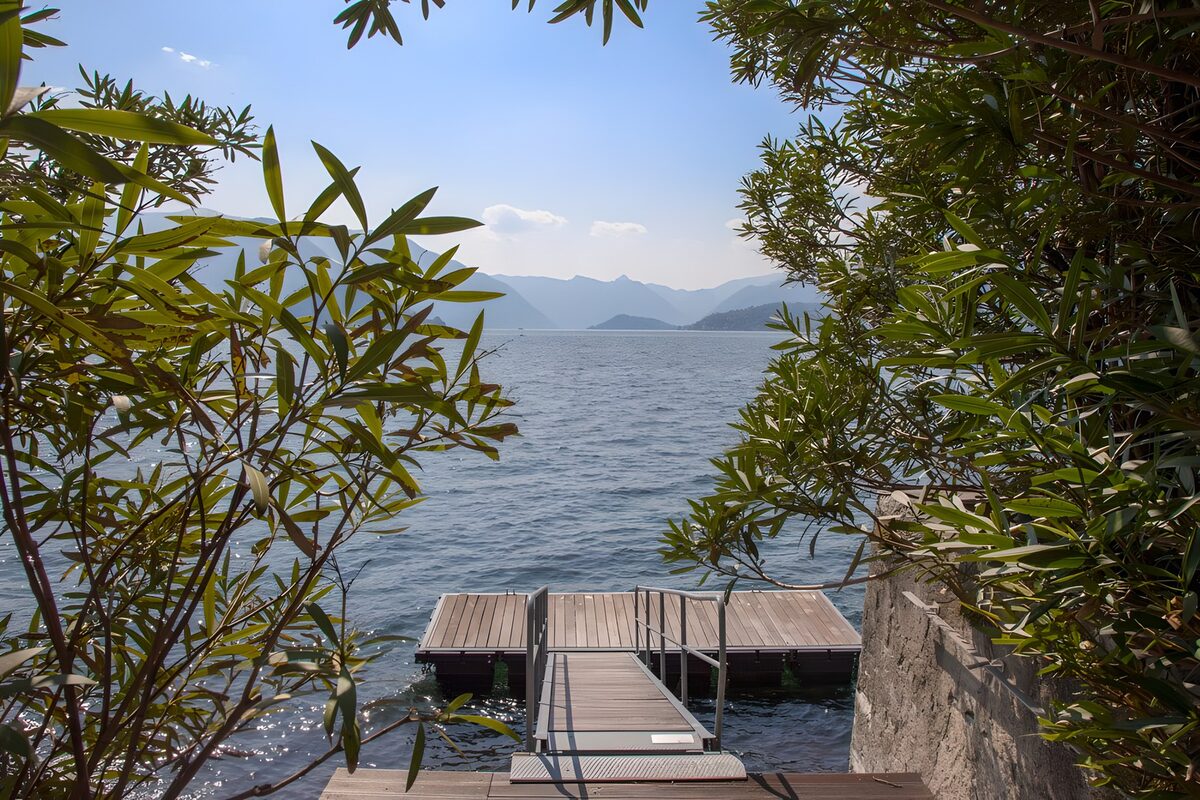 Holzsteg am See mit weitem Bergblick