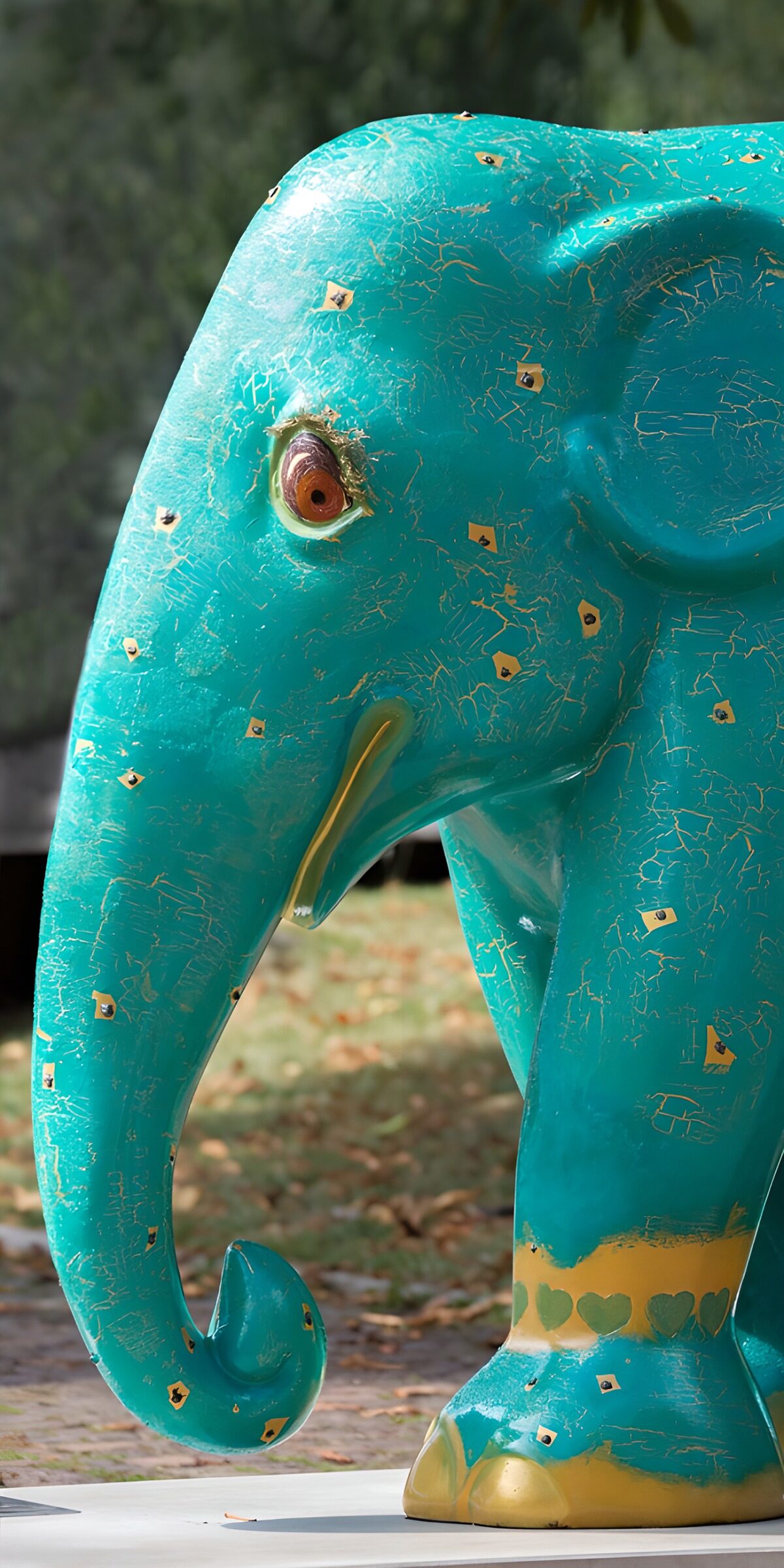 Türkise Elefantenfigur mit Patina