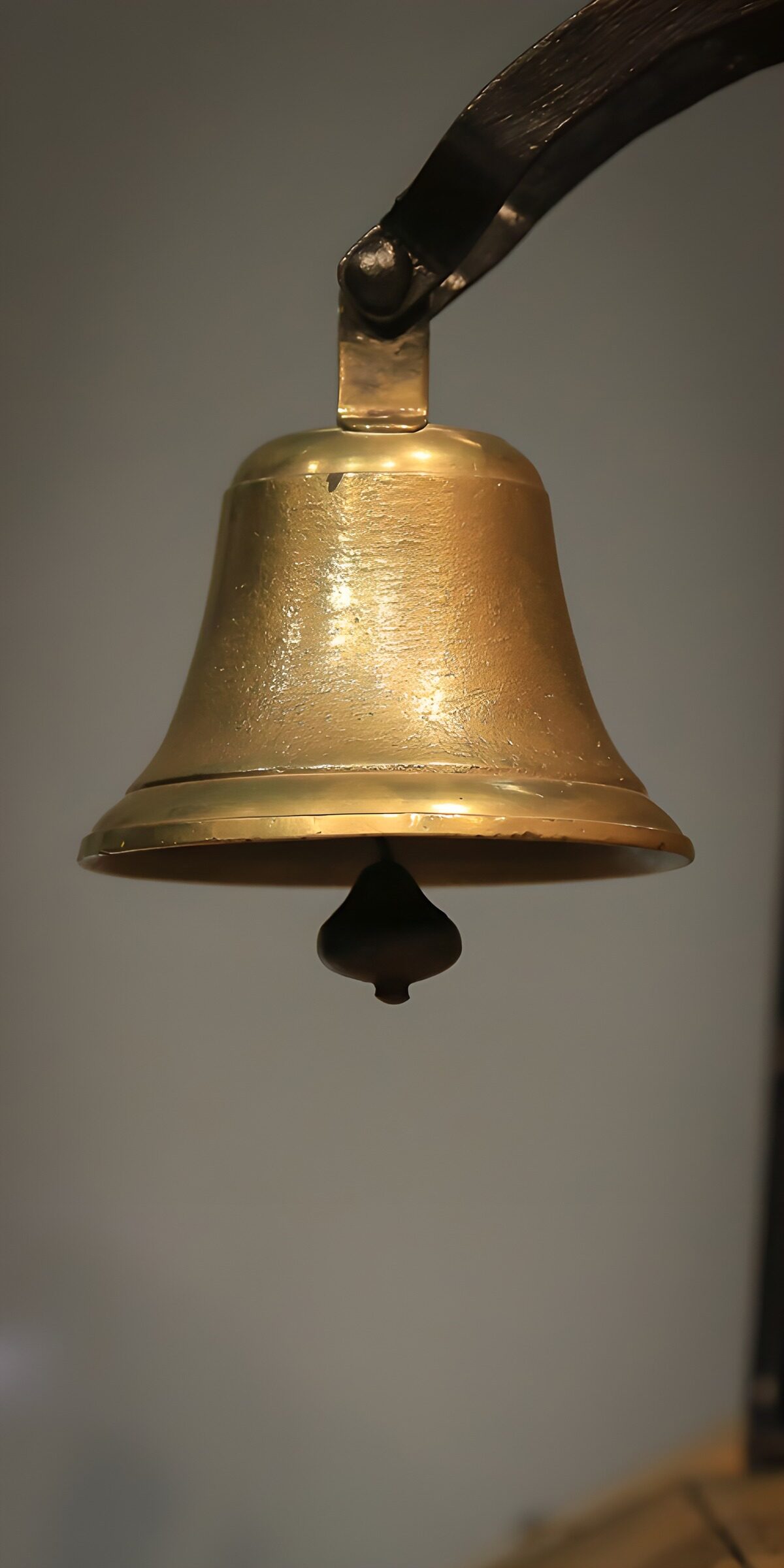 Goldene Glocke im warmen Licht