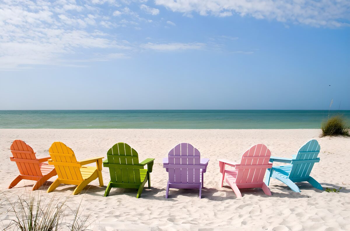 Sechs bunte Strandstühle mit Meerblick