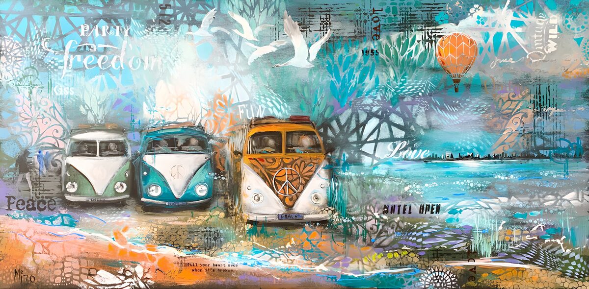 Drei bunte Retro-Camperbusse am Meer